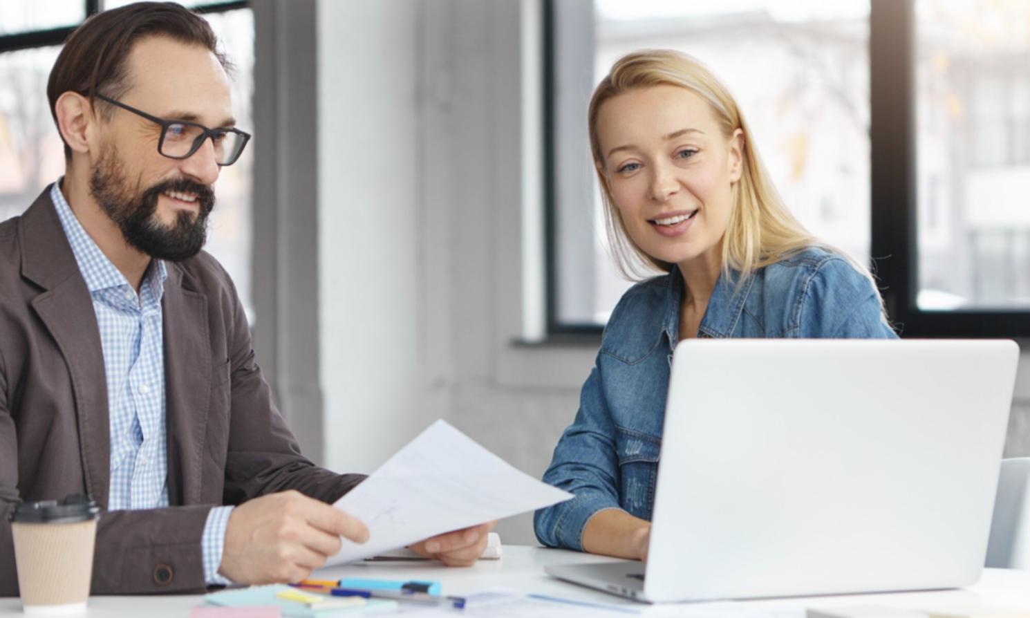 Espacio de formación colaborativo con estudiantes trabajando en análisis financiero