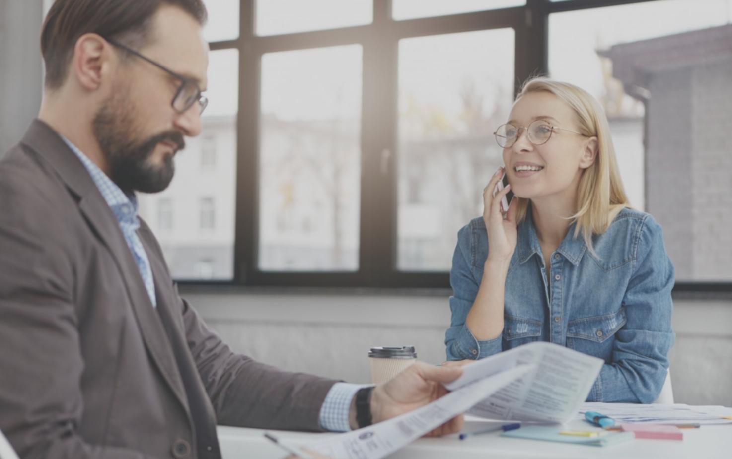 Sesión de formación práctica con participantes analizando documentos financieros